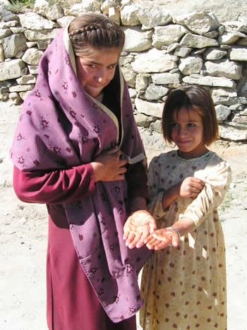 メヘンディを楽しむパキスタンの少女